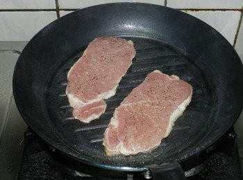 step2: 鍋子熱好後，可以加入奶油或是沙拉油，再下雪花豬排(豬排先用菜刀拍打，兩面灑上鹽與黑胡椒)