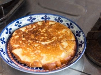 step5: 底部上色後整片翻轉於碟上備用