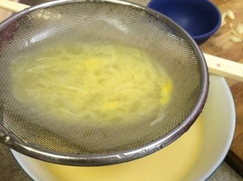 step2: 雞蛋隔去多餘的雜質後, 將滑滑蛋汁和水(混合瑤柱水)的份量比列為1:1 混合, 可加少許鹽
