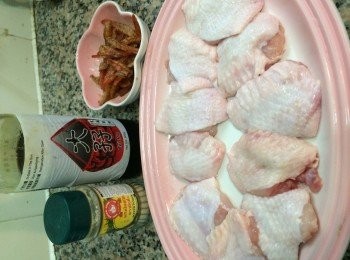 step1: 1)今次用冰鮮<a href="https://bit.ly/3zHU5V3" target="_blank" data-keyword="雞翼" class="guide-link"><strong>雞翼</strong></a> <span style="display:inline-block;vertical-align:middle;margin-top:-3px;color:initial;border-radius:3px;padding:2px 3px;font-size:12px;line-height:14px;background:#87d300;color:#fff;">即買</span> 所以會先浸水後加鹽醃一醃<a href="https://bit.ly/3zHU5V3" target="_blank" data-keyword="雞翼" class="guide-link"><strong>雞翼</strong></a> <span style="display:inline-block;vertical-align:middle;margin-top:-3px;color:initial;border-radius:3px;padding:2px 3px;font-size:12px;line-height:14px;background:#87d300;color:#fff;">即買</span> ,加鹽可去雪味及出血水