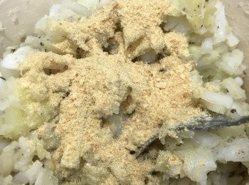 step3: 最後加入麵包糠，如太濕，可隨意加多一點。