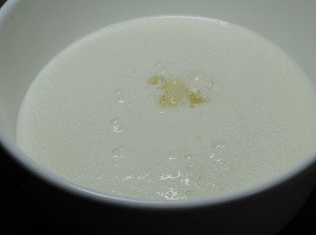 step3: 小滾後就可以關火，然後將吉利丁片中的水分稍微擠乾後放入鮮奶中，快速攪拌一下，吉利丁就會融化了