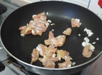 step2: 易潔鑊燒熱小許油，爆香蒜片, 下雞肉炒至7成熟