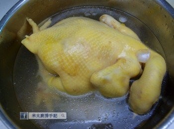step4: 雞煮好後，立刻放入一盤冰水內降温，使皮收縮。之後把雞吊在通風的地方至少2-3小時，把雞味迫出。