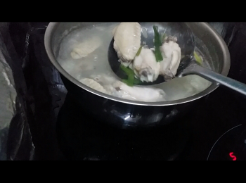 step2: 煮滾汆水材料，放進<a href="https://bit.ly/3zHU5V3" target="_blank" data-keyword="雞翼" class="guide-link"><strong>雞翼</strong></a> <span style="display:inline-block;vertical-align:middle;margin-top:-3px;color:initial;border-radius:3px;padding:2px 3px;font-size:12px;line-height:14px;background:#87d300;color:#fff;">即買</span> 煮約12-15分鐘至熟透。
Boil the blanching ingredients,  add chicken wings and cook until they are done.