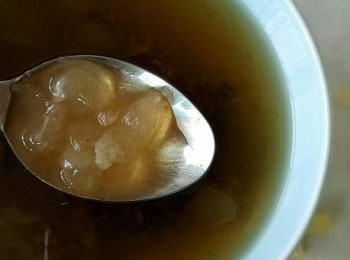 step5: 新疆雪棗很香，雪蓮子發大後口感軟糯，煲了1小時，糖水很黏口，有點像雪耳，有點似花膠。。感覺很滋潤，很養顏。