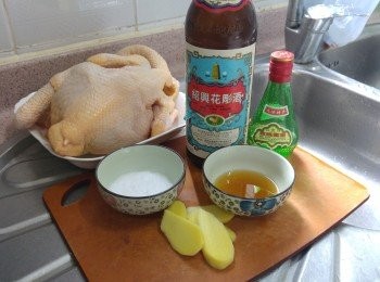 step1: 徹底解凍，洗整，完全抹乾，以2湯匙幼鹽擦勻全身內外，花雕酒 + 玫瑰露調勻後塗勻雞內外，再把數片拍扁的薑片放入雞肚內。 置大碗中， 以保鮮紙包好放入雪櫃醃至少醃12小時小時，但臨煮時提前一小時把雞由雪櫃拿出，回至室溫。  (如雞較小則要相應減少鹽份量)