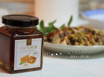 step3: 湊進廚房裡來看熱鬧的弟弟見到百香果
這小子開始吵著也想吃一口看看
於是媽媽挖了一小口給弟弟嘗嘗
哪知弟弟突然大叫：『喔，好酸喔！』
還要媽媽不要把百香果加進好吃的豬肉裡。

原本想在上面灑點砂糖來中和百香果的酸
突然想起前兩天才收到的《蜂王龍眼蜜》
馬上將腦筋轉往香甜的蜂蜜上去了。