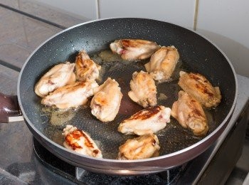 step6: 加入 1 湯匙清水後蓋住，轉到小火煮 2 分鐘，打開蓋把<a href="https://bit.ly/3zHU5V3" target="_blank" data-keyword="雞翼" class="guide-link"><strong>雞翼</strong></a> <span style="display:inline-block;vertical-align:middle;margin-top:-3px;color:initial;border-radius:3px;padding:2px 3px;font-size:12px;line-height:14px;background:#87d300;color:#fff;">即買</span> 反面後再加入 1 湯匙清水，再蓋住多煮 2 分鐘，開蓋煮至<a href="https://bit.ly/3zHU5V3" target="_blank" data-keyword="雞翼" class="guide-link"><strong>雞翼</strong></a> <span style="display:inline-block;vertical-align:middle;margin-top:-3px;color:initial;border-radius:3px;padding:2px 3px;font-size:12px;line-height:14px;background:#87d300;color:#fff;">即買</span> 乾身熟透，盛起備用。