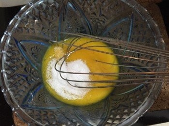 step2: 把蛋黃加入白砂糖攪勻