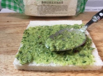 step4: 將青醬塗在切皮方包上。
