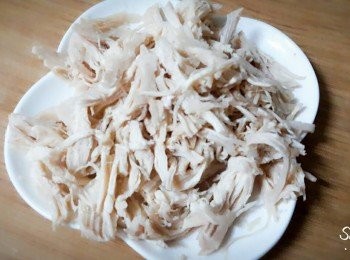 step3: 蒸熟的<a href="https://bit.ly/3EZL8dD" target="_blank" data-keyword="雞胸" class="guide-link"><strong>雞胸</strong></a> <span style="display:inline-block;vertical-align:middle;margin-top:-3px;color:initial;border-radius:3px;padding:2px 3px;font-size:12px;line-height:14px;background:#87d300;color:#fff;">即買</span> 肉撕成絲