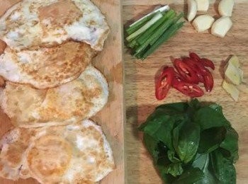 step1: 荷包蛋煎事先煎好，蛋黃沒熟最棒。 蔥切段，蔥白和蔥青分開放；薑去皮切片；蒜頭去皮備用；辣椒斜切；九層塔或蘿勒略切。