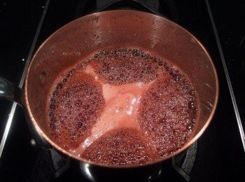 step7: 繼續用小火熬煮果醬汁,煮約醬汁濃縮至一半。