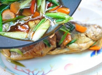 step6: 將魚盛盤，再淋上剩餘的醬汁配料