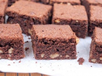 step9: 然後撕開烘焙紙，再將布朗尼放在涼架上，徹底待涼後才切件