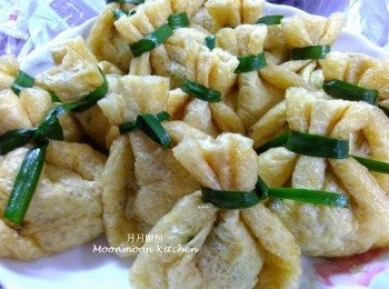 step6: 油揚一開二，加入適量<span class="group_2">餡料</span>，用灼軟之韮菜花紮好，先排放在碟中。
