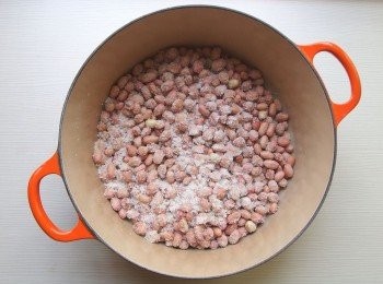 step5: 稍做拌炒，開始會有啵的聲音出現，鹽巴慢慢變成淡粉紅色。