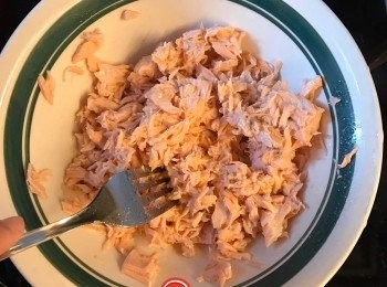 step4: 用叉整碎三文魚肉