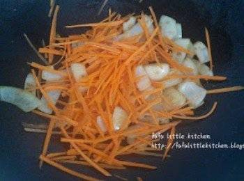 step4: 再倒入紅蘿蔔炒一會，倒入韓國粉絲炒勻。