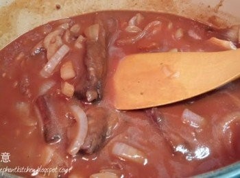 step3: 鍋落橄欖油炒香洋蔥、蒜茸、加入蕃茄、蕃茄膏