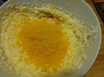 step3: 再加入一半芝士和香草精华拌匀。