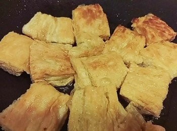 step2: 熱油鍋後轉中小火放入豆皮 煎至外酥內軟