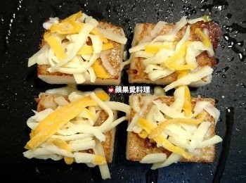 step4: 煎到兩面都呈金黃色時，放上乳酪絲，蓋鍋蓋。