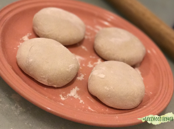 step4: - 做好嘅餅要撲少少粉以防佢地痴埋一齊