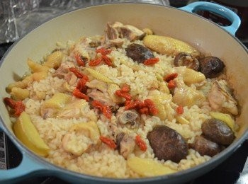 step5: 蓋上鍋蓋，以小火煮約10分鐘至湯汁略收乾後，打開蓋子，放入杞子和少許鹽調味。（也可以直接倒入電飯煲悶熟）