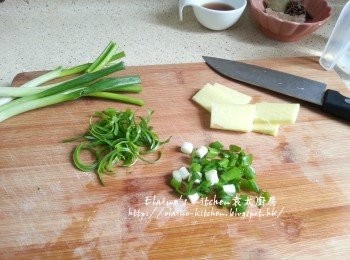 step4: 薑去皮切片 , 蔥切粒及切幼絲備用