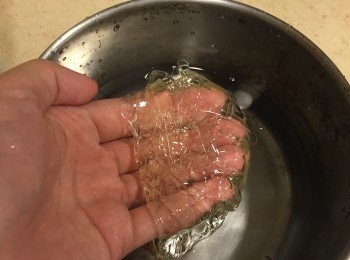 step1: 先將吉利丁片泡入冰水中，等它軟化。
(吉利丁片到一般的食品材料行就有賣，
記得一定要泡冰水喔！
因為吉利丁片在25度的水中就會融化，所以不能用常溫的水~)