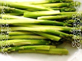 step1: 1.洗淨蘆筍並在較後段的部份削去粗皮.