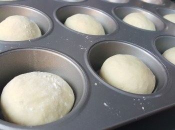 step5: 將小麵糰再次排氣，搓圓，放入muffin盆中，再放入水波爐以40度進行第二次發酵至1倍大。(約 20分鐘)