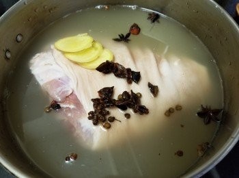 step4: 用 1 公升雞湯加半公升水，放入花椒八角，薑片，咸豬手，少少糖，少少雞粉，胡椒粉