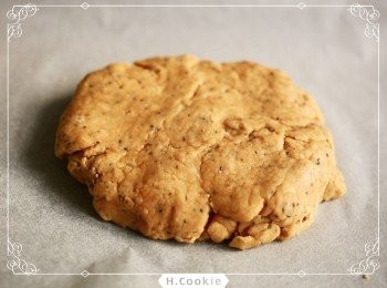 step4: 將奇亞籽倒入攪拌均勻，再把麵團整理為四方型再對切後重疊，重複兩次（不要觸碰切面）