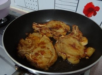 step4: 將豬扒上的蒜粒撥去，易結鑊下3湯匙油， 燒熱， 下豬扒， 中火煎至一面微焦，反轉煎另一面， 止豬扒全熟便可。