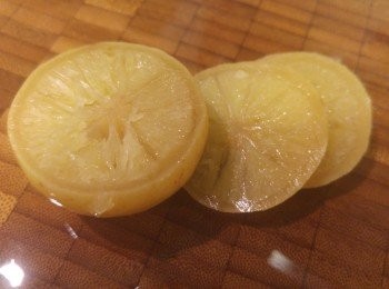 step1: 要魚檔幫手打鱗,咸檸檬切片將核拿走。