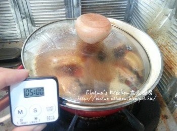 step8: 10分鐘後再放入雞蛋繼續用慢火煮5分鐘