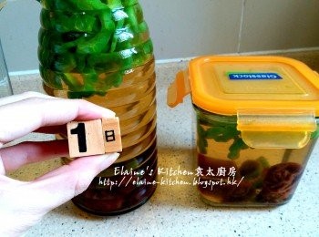 step10: 逐一放入玻璃樽內 , 蓋上蓋放入雪櫃靜待一晚至涼瓜出味即可