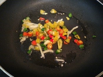 step5: 鍋子下油爆香薑絲、野山椒及小紅青椒