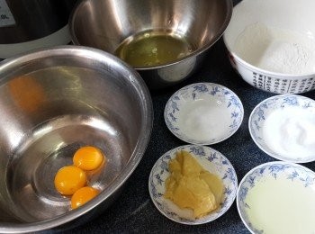 step3: 將蛋白同蛋黃分別倒在無油無水的容器中，材料分好