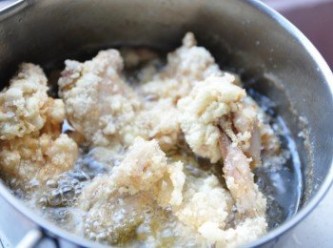 step6: 熱油後，將田雞放入鍋中炸至微微金黃起鍋瀝油