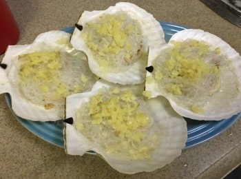 step4: 另一的蒜蓉及薑絲鋪在粉絲面, 大火蒸8-10分鐘後再出, 燒熱油鑊, 滾後將熟油淋上, 再加入甜豉油即成, 面上加少許炸蒜, 愛吃辣的可以加入辣椒, 也可以灑上蔥花