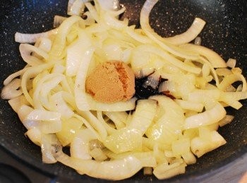 step4: 加入棕糖及巴沙米克醋，小火繼續炒約20分鐘，至湯汁收乾且洋蔥焦糖化即可