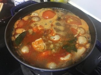 step4: 湯滾後盛起蝦殻，然後倒入<span class="group_3">醬料</span>拌勻，再倒入蝦肉煮熟。