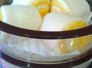 step6: 再拿到蒸锅里开大火蒸约15分钟至熟即可上桌享用了。