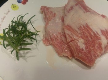step1: 洗淨豬頸肉肉側面剪一剪防卷曲, 迷迭香摘葉切碎備用。
