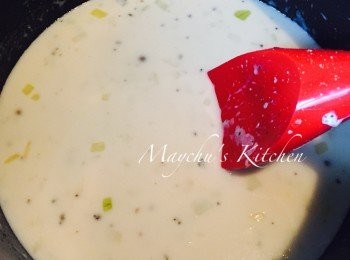 step2: 用中至小火煮溶牛油，加入洋蔥碎炒匀至洋蔥變軟。加入麵粉攪匀至沒有顆粒，然後加入雞湯和忌廉，慢火煮沸並攪拌至滑溜。
