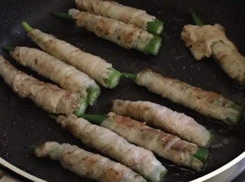 step8: 煎至2邊金黃色後，掃上少許日式燒肉汁輕手炒均即成